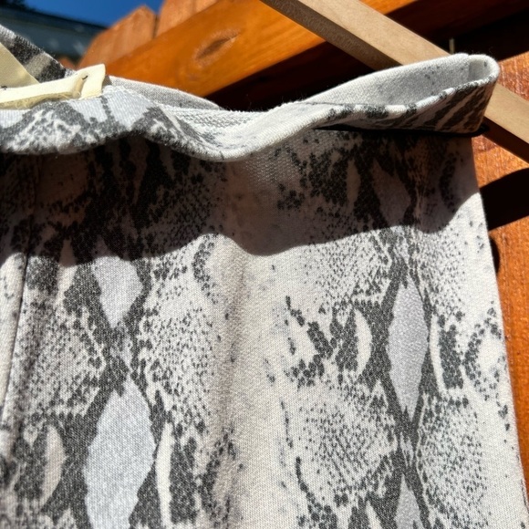 Super cute snakeskin flare pants - stretchy - comfy - NWOT - Picture 6 of 6